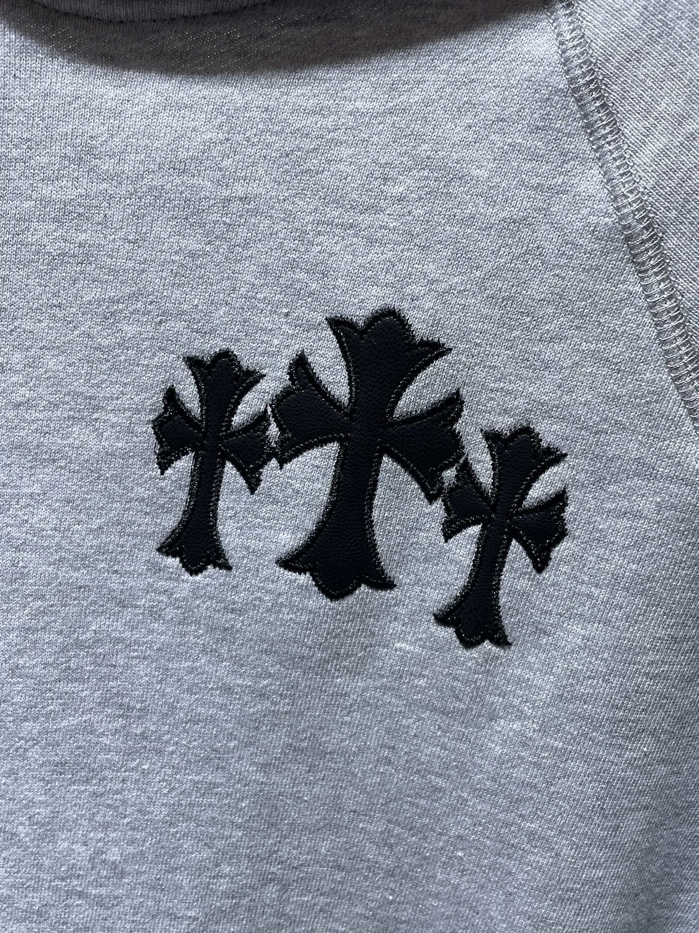 P260 Chrome Hearts Classic Dark Series Crow Cross Embroidery Patch Leather Hooded Sweatshirt Improved customized version of 1:1 high-weight high-quality fabric Recommended Color: Gray Black Size: S, M, L, XL